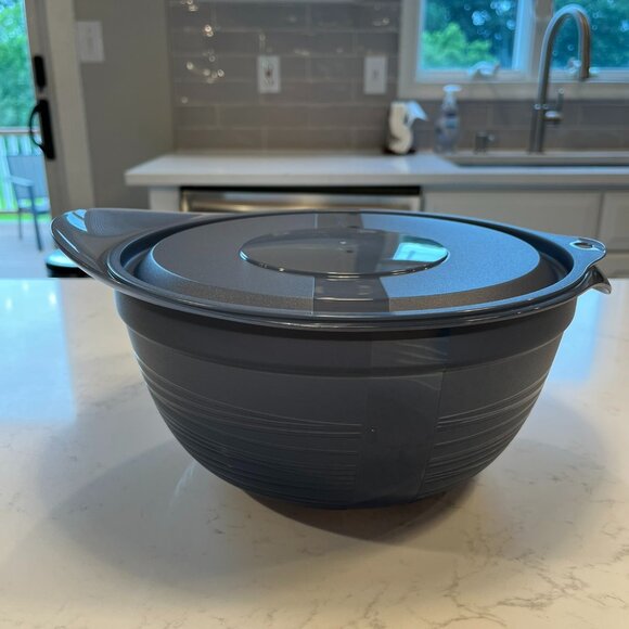 New Never Used Tupperware Mixing Bowls and Measuring Cup Set - Picture 4 of 16